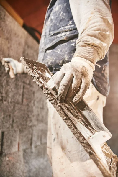 Real construction worker making a wall inside the new house. — Stock Photo, Image