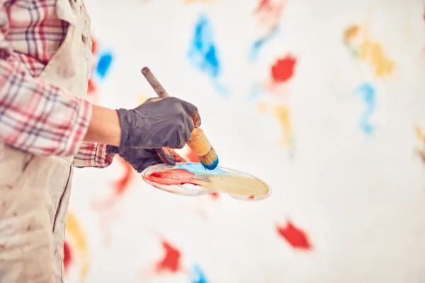 Working woman plastering / painting walls inside the house. — Stock Photo, Image