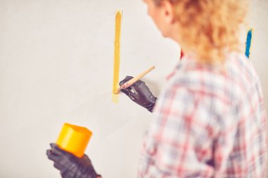 Çalışan kadın sıva / evin içinde duvarlar boyama.