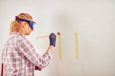 Çalışan kadın sıva / evin içinde duvarlar boyama.