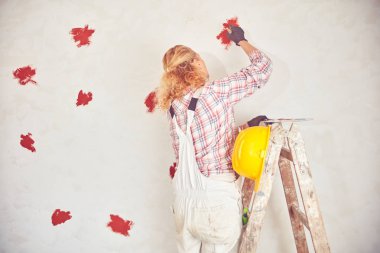 Çalışan kadın sıva / evin içinde duvarlar boyama.