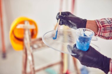 Çalışan kadın sıva / evin içinde duvarlar boyama.