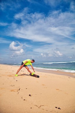 Tropikal kumlu plajda uzanan Sportsman.
