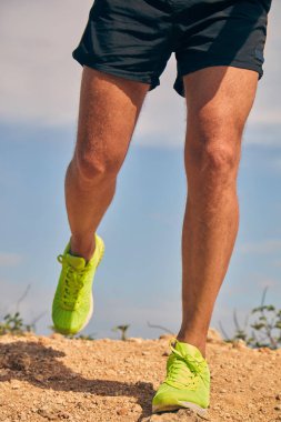 Okyanusa yakın tropik egzotik bir kayalıkta sporcu.