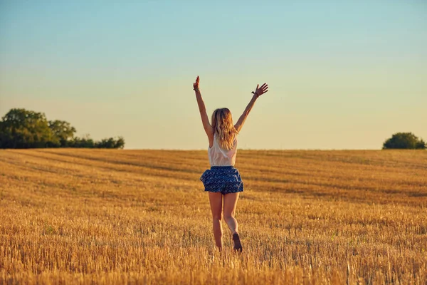 Carina giovane donna che salta in un campo di grano . — Foto Stock