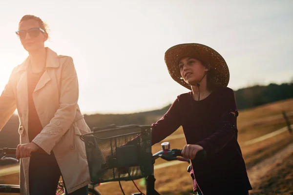 Mãe e filha com bicicletas no campo . — Fotografia de Stock