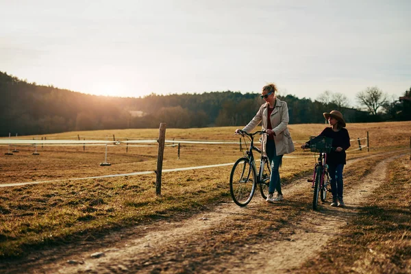 Madre e figlia con biciclette in campagna . — Foto Stock