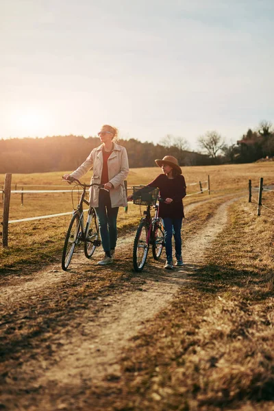 Mãe e filha com bicicletas no campo . — Fotografia de Stock