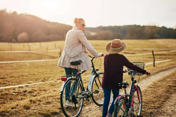 Mãe e filha com bicicletas no campo . — Fotografia de Stock