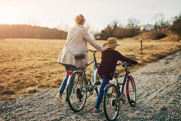 母亲和女儿与自行车在农村. — 图库照片