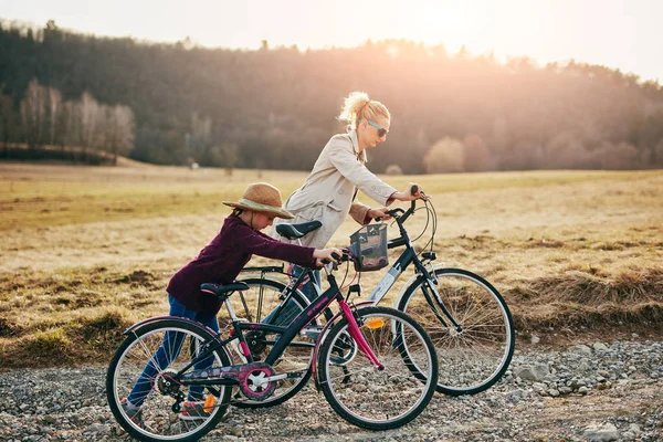 Mutter und Tochter mit Fahrrädern auf dem Land. — Stockfoto