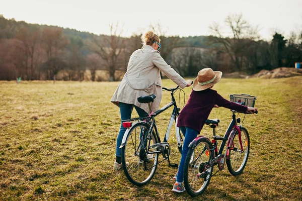 Mutter und Tochter mit Fahrrädern auf dem Land. — Stockfoto