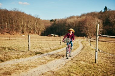 Sevimli küçük on yaşındaki kız kırsal bisiklet sürme.