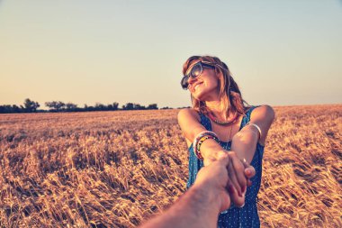 Genç çift zevk içinde bir buğday alan.