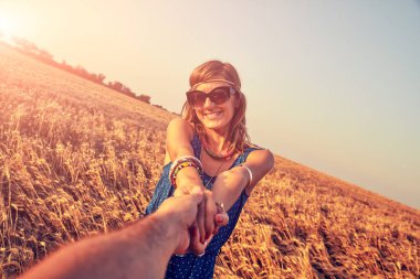 Genç çift zevk içinde bir buğday alan.