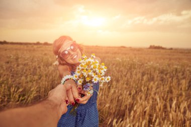 Genç çift zevk içinde bir buğday alan.