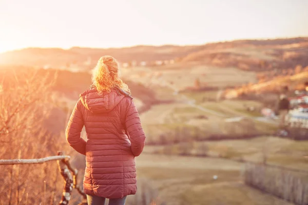 Donna guardando il lontano paesaggio collinare . — Foto Stock