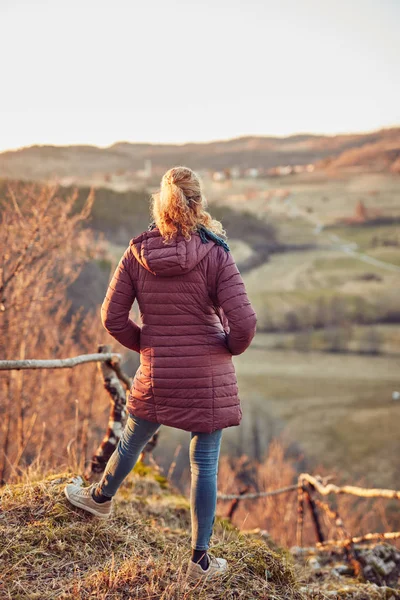 Donna guardando il lontano paesaggio collinare . — Foto Stock