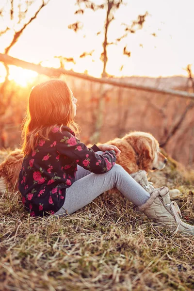 Zwei Freunde genießen Sonnenuntergang / Sonnenaufgang in der Natur. — Stockfoto