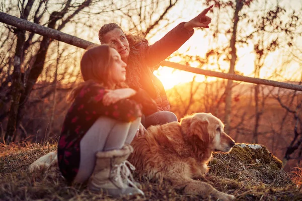 Anya és lánya egy arany Labrador a naplemente/napfelkeltét t — Stock Fotó