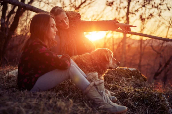 Madre e figlia con labrador dorato al tramonto / alba t — Foto Stock
