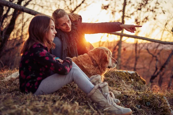 Madre e figlia con labrador dorato al tramonto / alba t — Foto Stock