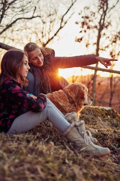 Anya és lánya egy arany Labrador a naplemente/napfelkeltét t — Stock Fotó