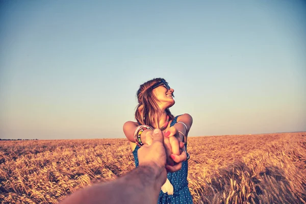 Pareja joven disfrutando en un campo de trigo . —  Fotos de Stock