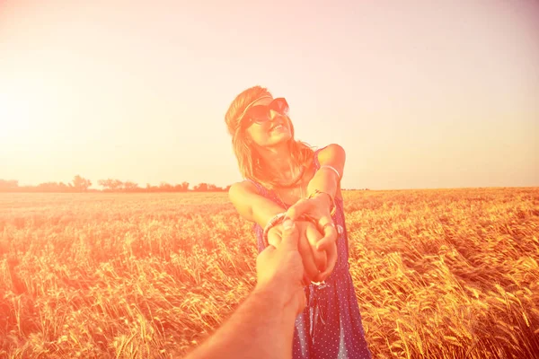 Jovem casal desfrutando em um campo de trigo . — Fotografia de Stock