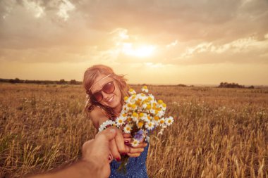 Genç çift zevk içinde bir buğday alan.