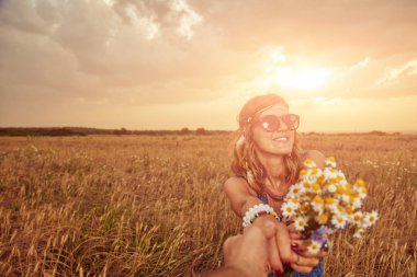 Genç çift zevk içinde bir buğday alan.