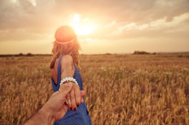 Genç çift zevk içinde bir buğday alan.