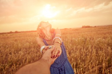 Genç çift zevk içinde bir buğday alan.