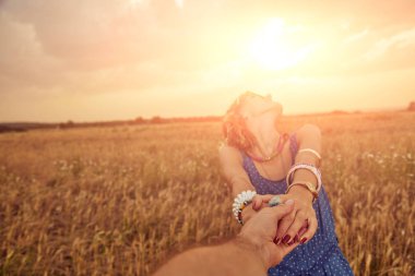 Genç çift zevk içinde bir buğday alan.