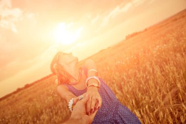 Genç çift zevk içinde bir buğday alan.