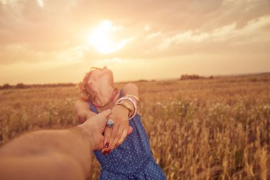 Genç çift zevk içinde bir buğday alan.