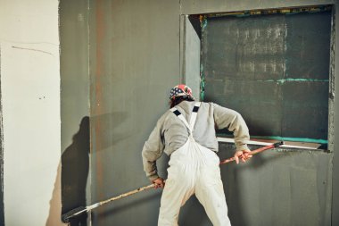 Kapalı bir uzatıcı silindir ile ressam boyama duvarları.