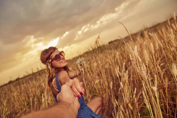 Jovem casal desfrutando em um campo de trigo . — Fotografia de Stock