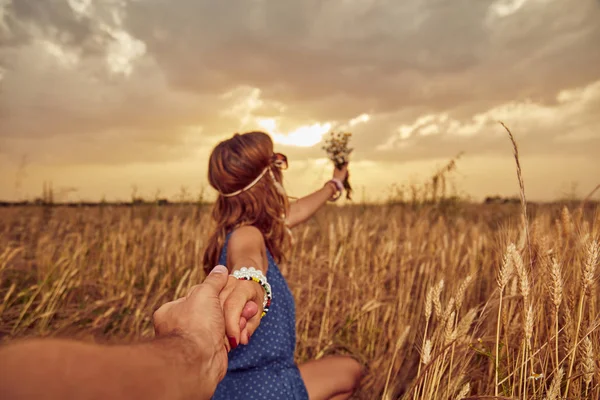 Junges Paar genießt in einem Weizenfeld. — Stockfoto