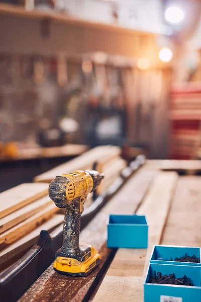 Trapano a batteria a mano in un garage vintage retrò . — Foto Stock