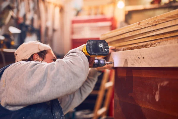 Mężczyzna stolarz praca na stary drewno w retro vintage warsztat. — Zdjęcie stockowe
