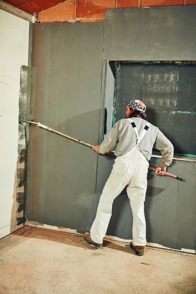 Painter painting walls with a extender roller indoors. — Stock Photo, Image