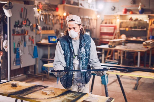 Carpintero macho trabajando en madera vieja en un taller retro vintage. — Foto de Stock