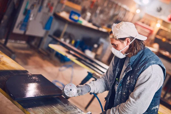 Carpintero macho trabajando en madera vieja en un taller retro vintage. — Foto de Stock