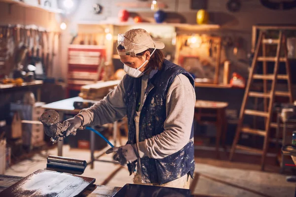 Carpintero macho trabajando en madera vieja en un taller retro vintage. — Foto de Stock