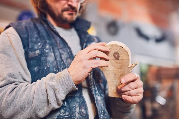 Male carpenter working on old wood in a retro vintage workshop. — Stock Photo, Image