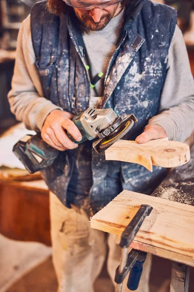 老木匠在复古作坊工作的男性木匠. — 图库照片