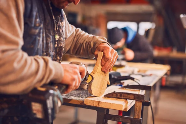 Carpintero macho trabajando en madera vieja en un taller retro vintage. — Foto de Stock