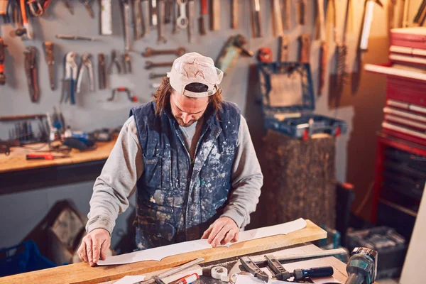 Carpintero macho trabajando en madera vieja en un taller retro vintage. — Foto de Stock