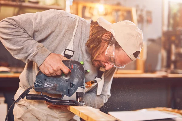 Male carpenter working on old wood in a retro vintage workshop. — Stock Photo, Image